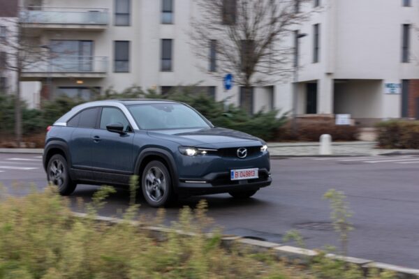 Тест-драйв Mazda MX-30, первой 100% электрической модели японского бренда.