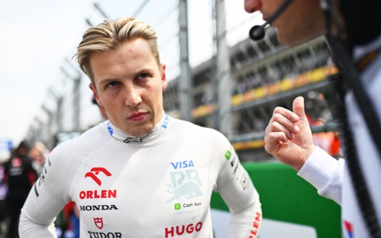 Лоусон показал средний палец Чеко, мексиканцу с резкой реакцией.