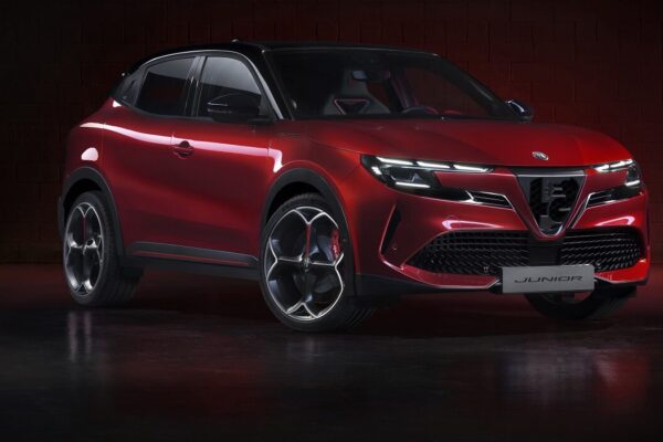 Alfa Romeo Junior Ibrida дебютирует на румынском рынке со стартовой ценой 28 000 евро.