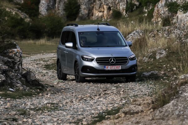 Минивэн Mercedes-Benz T-Class достаточно прочен для семейной жизни