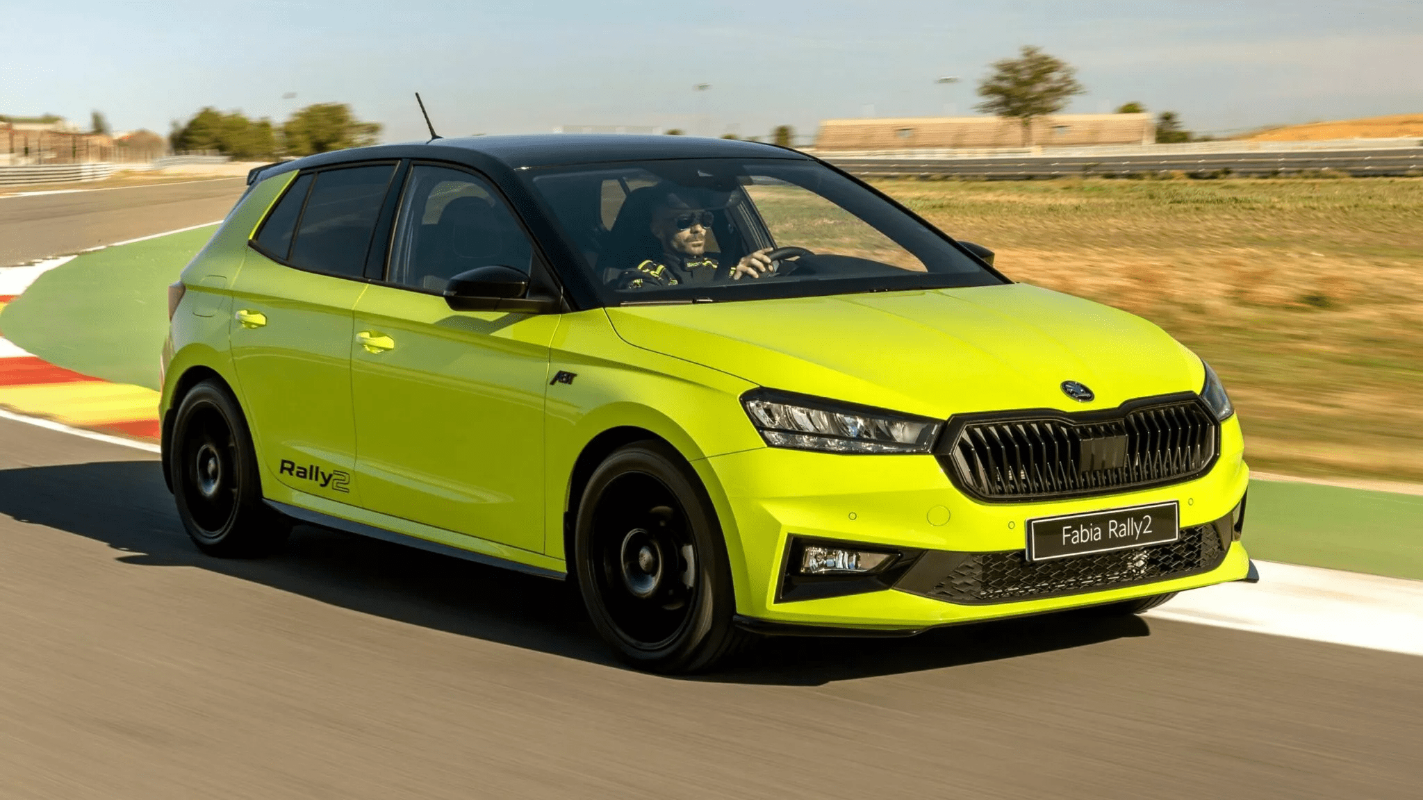 Skoda Fabia выйдет ограниченным тиражом, который понравится энтузиастам. У него 190 л.с. и цвет, который невозможно не заметить.