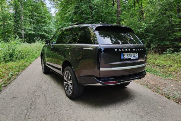 Тест-драйв нового Range Rover. Вероятно, самый мощный внедорожник на рынке.