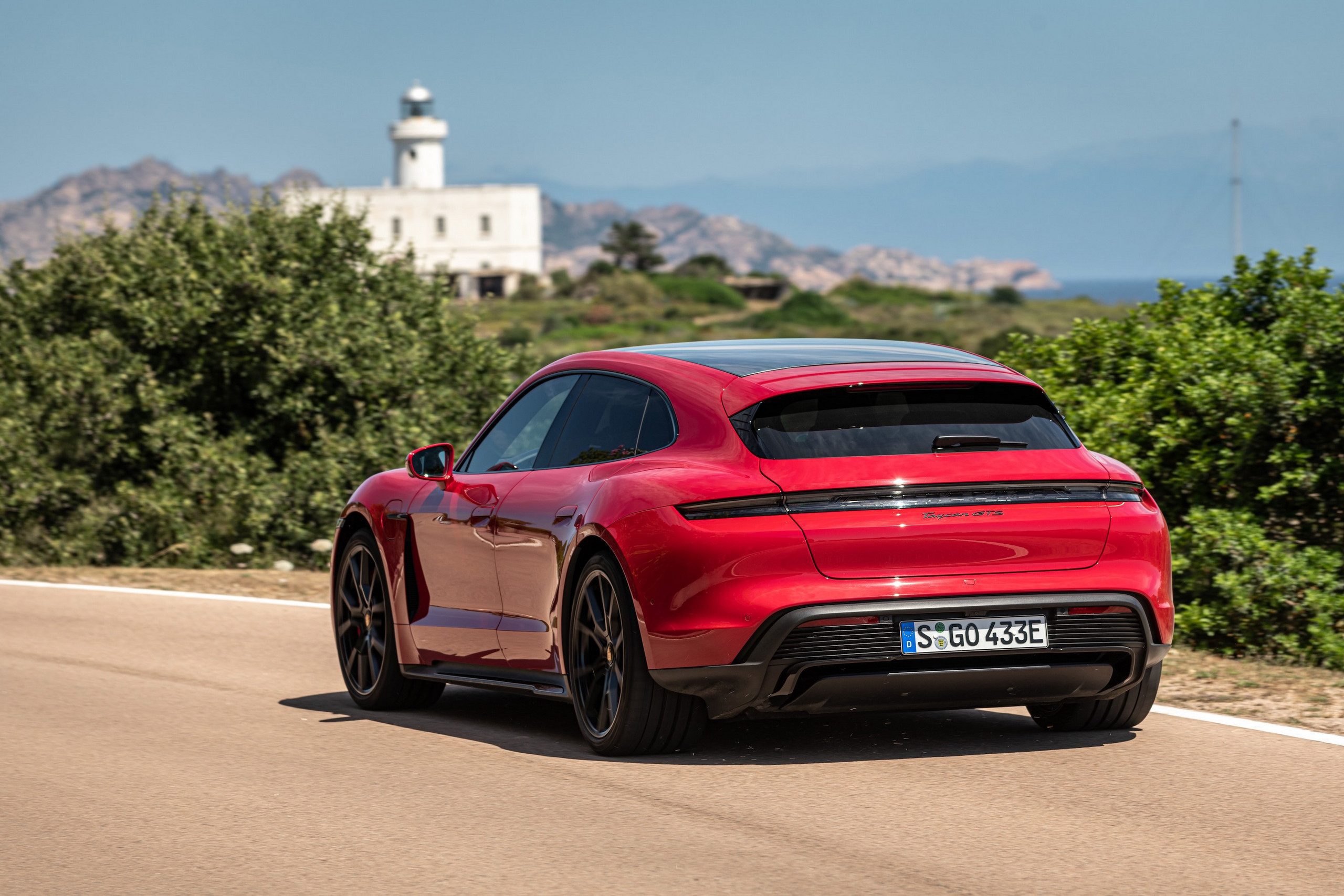 Тест-драйв Porsche Taycan Sport Turismo на Сардинии. Широкий, низкий, мощный автомобиль.