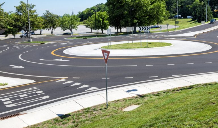 2024: Разрешено ли останавливаться на кольцевой развязке с несколькими полосами движения? Что предусматривает ПДД