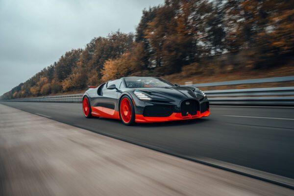 Bugatti устанавливает новый рекорд. Mistral — самый быстрый кабриолет в мире.