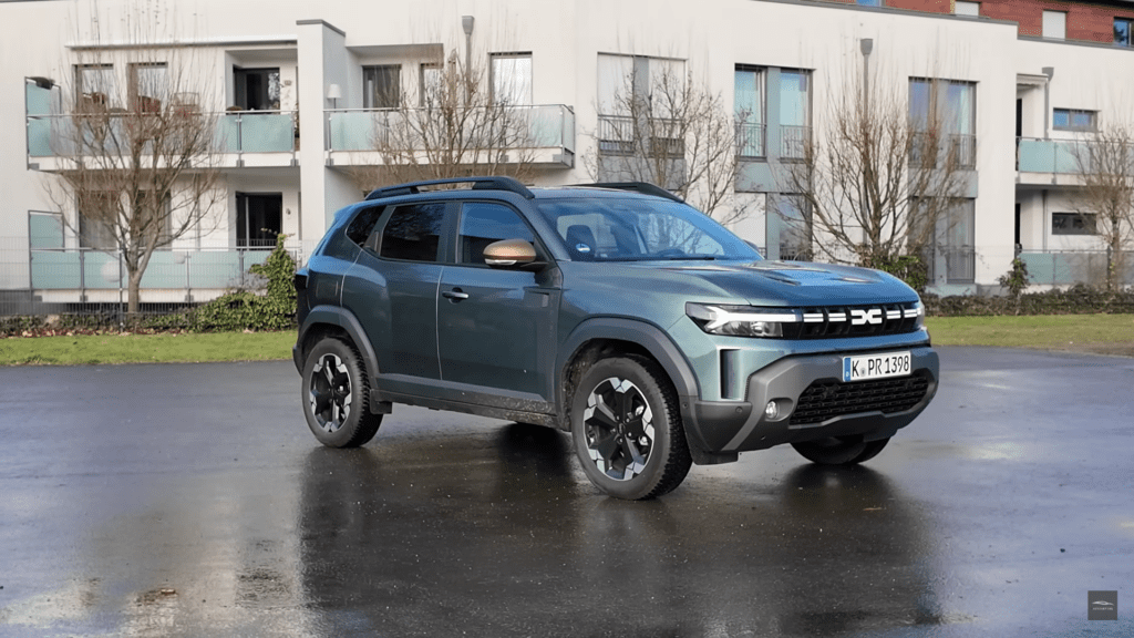 Dacia Duster III, испытанная на немецких автобанах. Каких скоростей достиг внедорожник из Миовень - ВИДЕО