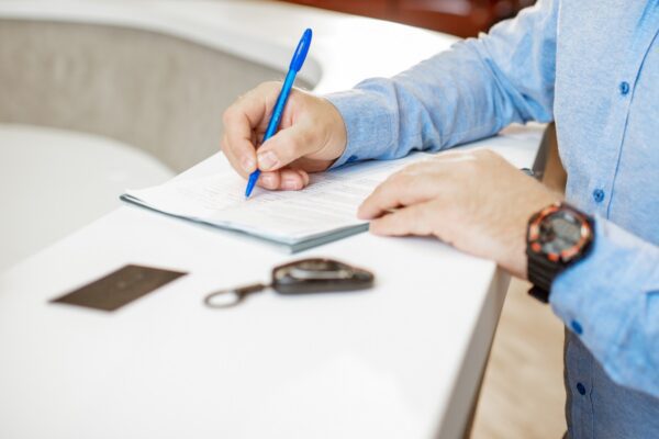 Как заключается договор купли-продажи автомобиля? Какие документы необходимы в 2024 году
