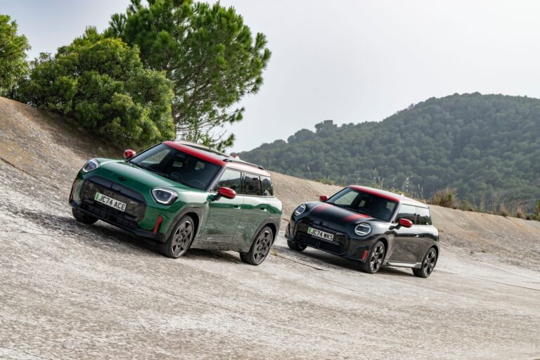 Mini отмечает две премьеры в Париже с новыми John Cooper Works Electric и John Cooper Works Aceman.