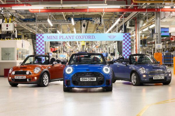 Новый кабриолет Mini Cooper пошел в производство на заводе в Оксфорде.