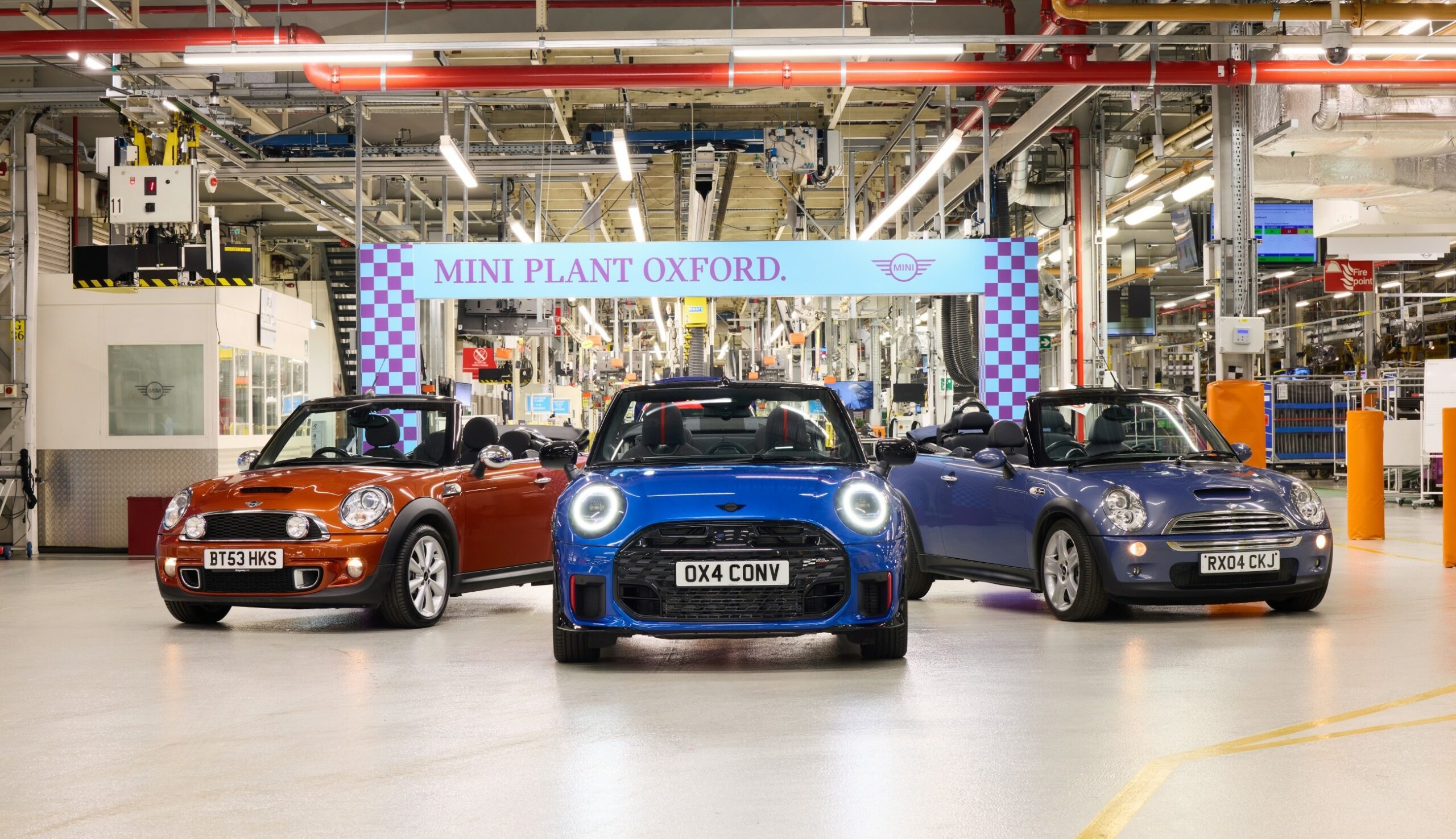 Новый кабриолет Mini Cooper пошел в производство на заводе в Оксфорде.