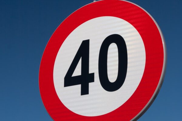 2024: Для определенной категории водителей введено ограничение скорости 40 км/ч. Посмотрите, соответствуете ли вы требованиям