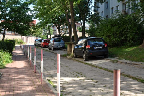 2024: Разрешена ли парковка на тротуаре? В каких ситуациях водители могут останавливаться на пешеходной зоне