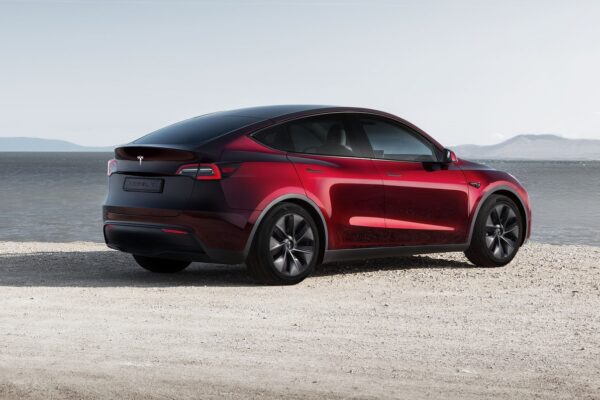 Tesla Model Y теперь доступна и в 7-местной версии. Цены начинаются от 54 490 евро.