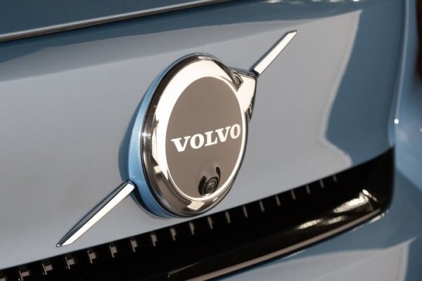 Новый Volvo ES90 будет представлен следующей весной. Шведы хотят составить конкуренцию BMW i5 и Mercedes-Benz EQE