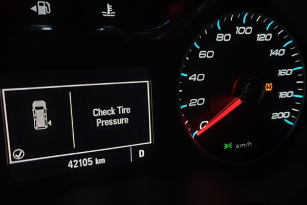 Загорелась контрольная лампа давления в шинах TPMS: что это значит?