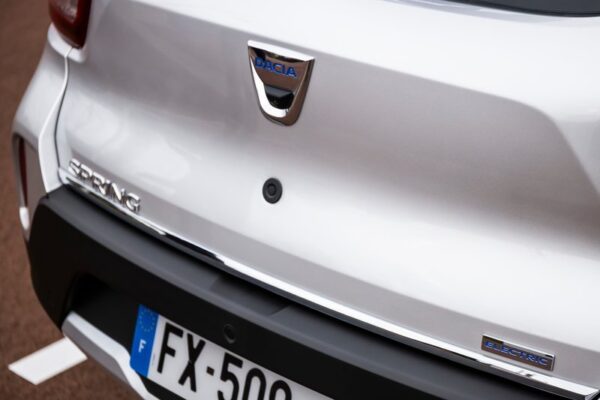 Румыны начали монтировать эти аксессуары на Dacia Spring: «Надо проверить герметичность с котом, это же просто Dacie...»