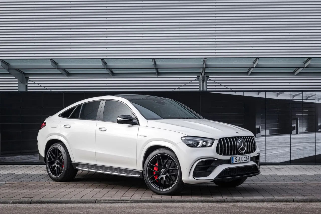 Mercedes GLE 63 AMG – роскошный внедорожник с невероятными характеристиками и комфортом.