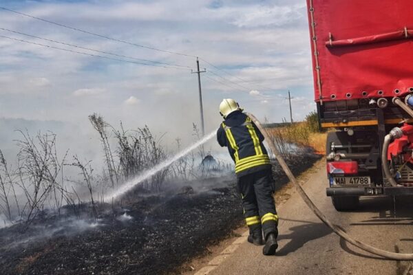 В Джурджу полностью сгорел автомобиль. Советы пожарных, чтобы избежать подобных событий
