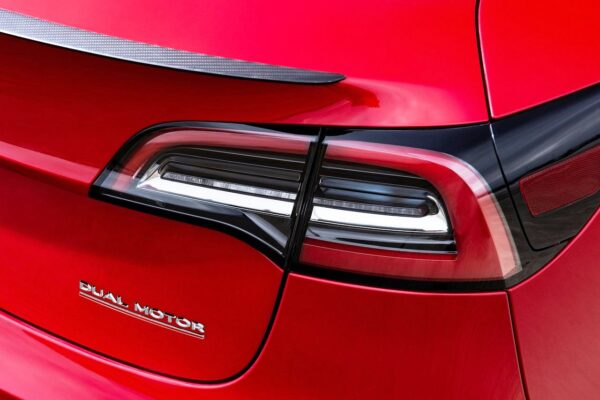 Сколько будет стоить Tesla Model 3 в Румынии после предоставления скидок на Rabla 2022. Какова предполагаемая дата доставки.