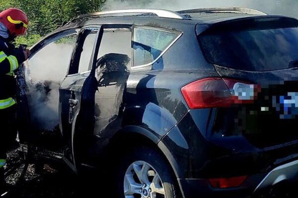Автомобиль загорелся на 16 км автомагистрали А1 Бухарест-Питешти, в районе Чорогарла.