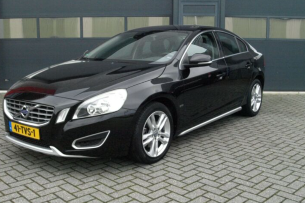 Что вы выбираете между Volvo S60 и BMW 3 серии? Два седана премиум-класса (дизель) стоимостью 7500 евро.