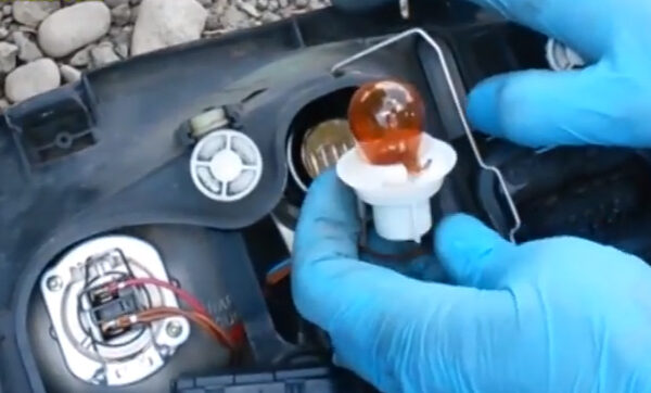 ВИДЕО — Как поменять лампочку в фаре сигналки на VW