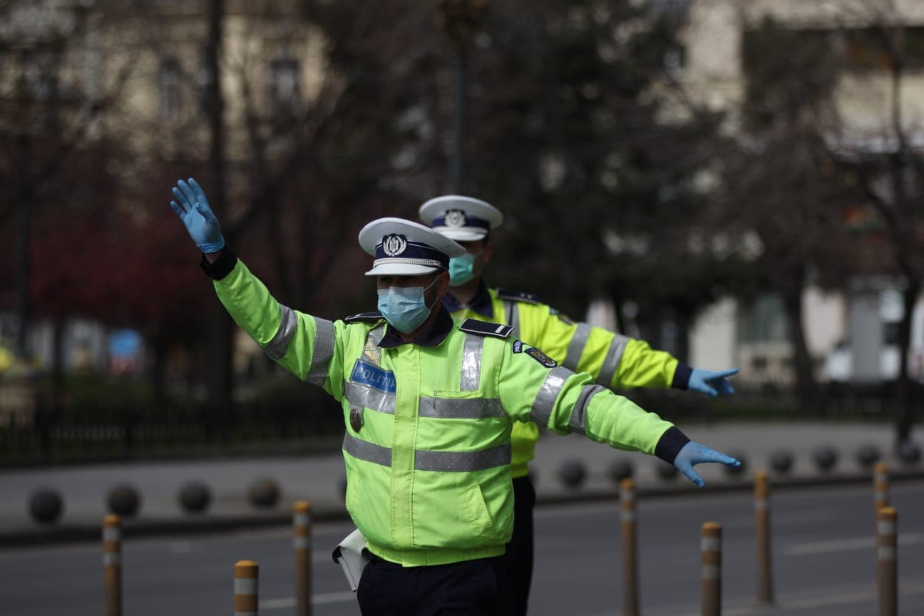 Сколько человек на самом деле могут находиться в машине в Румынии во время карантина? Что говорят новые меры об этой ситуации?