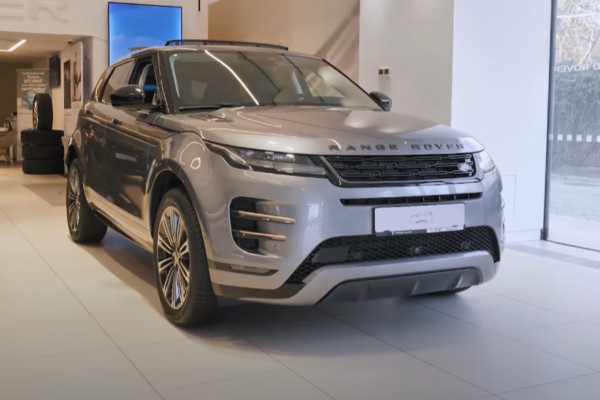 Range Rover Evoque – самая маленькая модель в линейке удивляет своей практичностью и характеристиками.