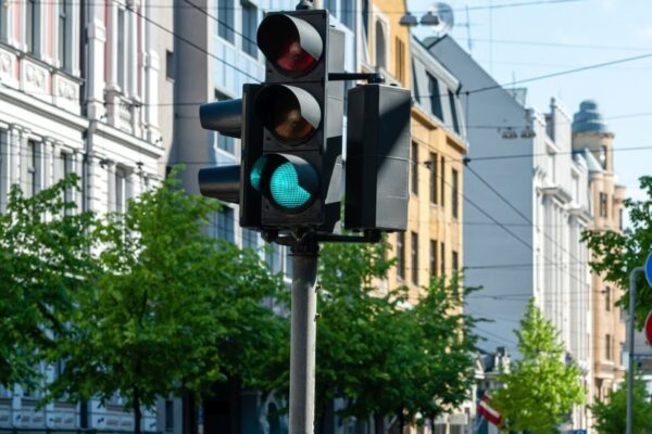 Правило мигающего правого зеленого светофора. Виновен ли человек, который блокирует эту запись? Правило мигающего правого зеленого светофора. Виновен ли человек, который блокирует эту запись?