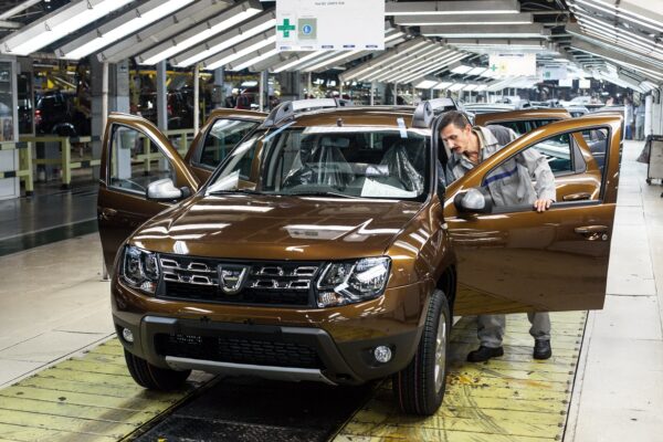 Сколько сотрудников и инженеров, работающих над Dacia-roaul в Румынии, выигрывают в 2022 году