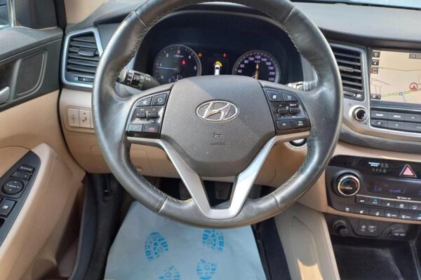 Банк в Румынии продает Hyundai Tucson. Сколько стоит внедорожник со свидетелем «проверка двигателя»
