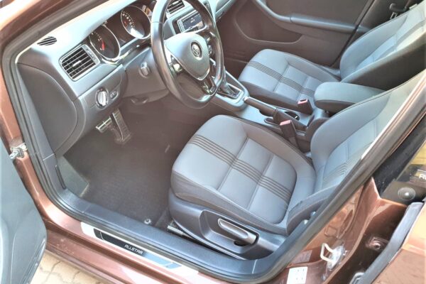 Volkswagen Jetta продана Banca Transilvania. Простая и правильная машина с большинства точек зрения