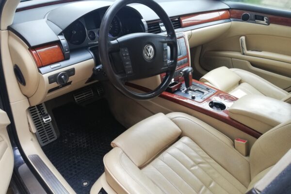 Банк в Румынии продает Volkswagen Phaeton. Автомобиль находится в списке выполненных товаров, принудительных