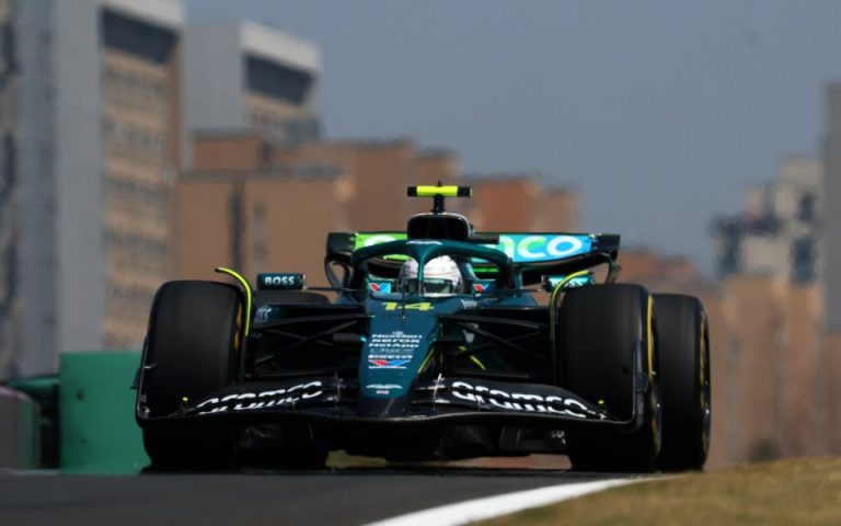 Aston Martin с отличием Эдди Джордана во время гонки в Китае