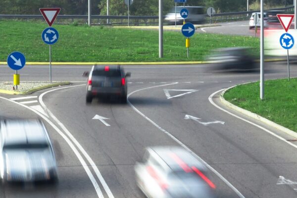 2025: штраф в размере более 1600 лей для водителей, которые не знают правила движения в кольцевой развязке. Многие делают эту ошибку