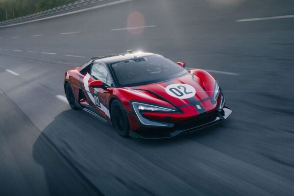 Напишите историю: в Китае сейчас самый быстрый автомобиль в мире, сверкающий Bugatti