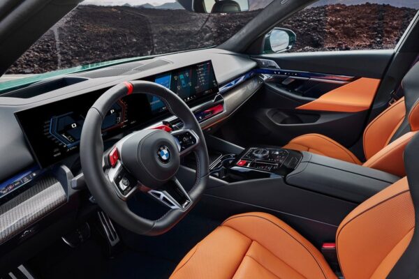 Тактильные экраны - это еще не все: чему научили BMW и Mazda, объясняется Vlad Micșunescu