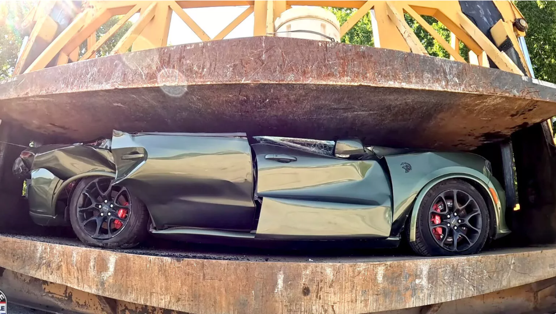 Додж 700 л.с. был раздавлен властями: урок для тех, кто превращает улицу в трассу