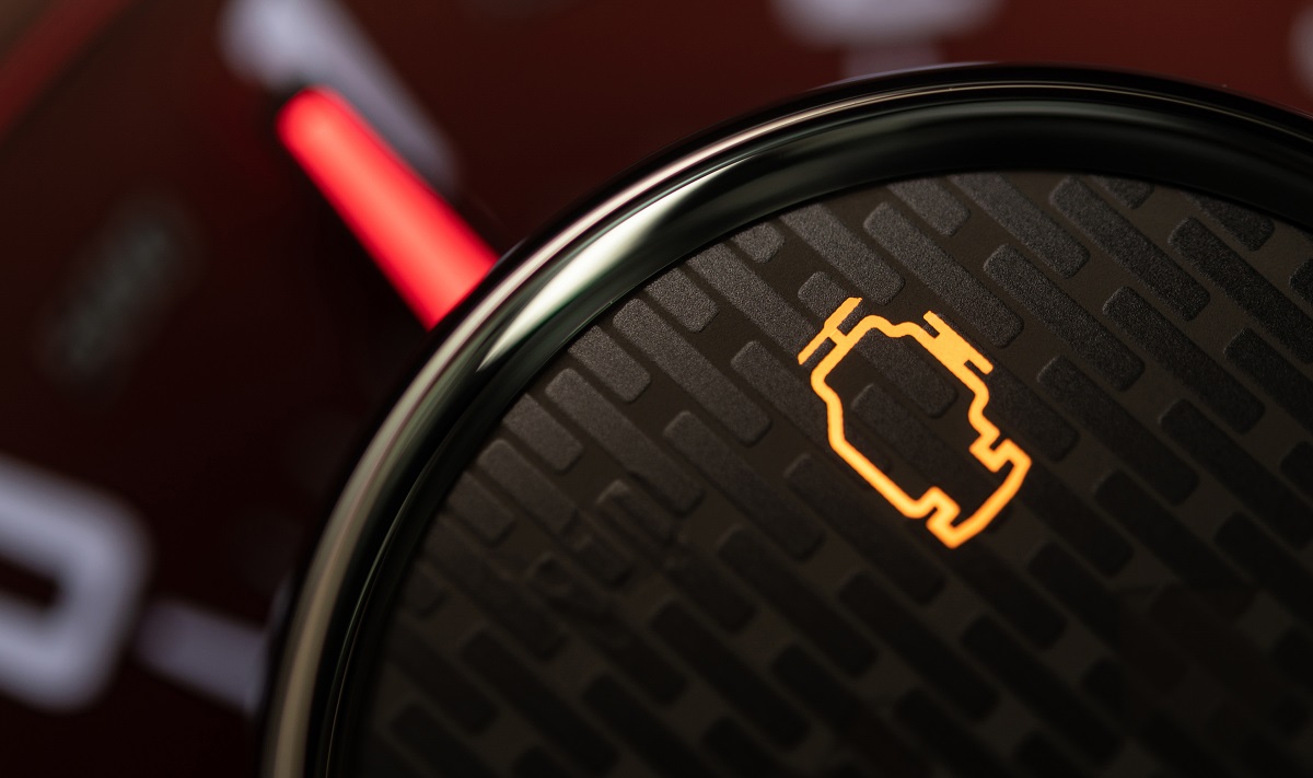 Механик поднимает капюшон автомобиля и делает необычное открытие - видео