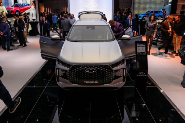 Шери открывает выставочный зал в Бухаресте и запускает новый внедорожник: Tiggo 4, соперник Kia Sportage и Nissan Qashqai