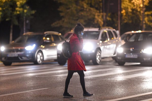 Путаница водителей при прохождении пешеходов: вы останавливаетесь, если пешеход находится в противоположном направлении? Правило нового дорожного кода 2025