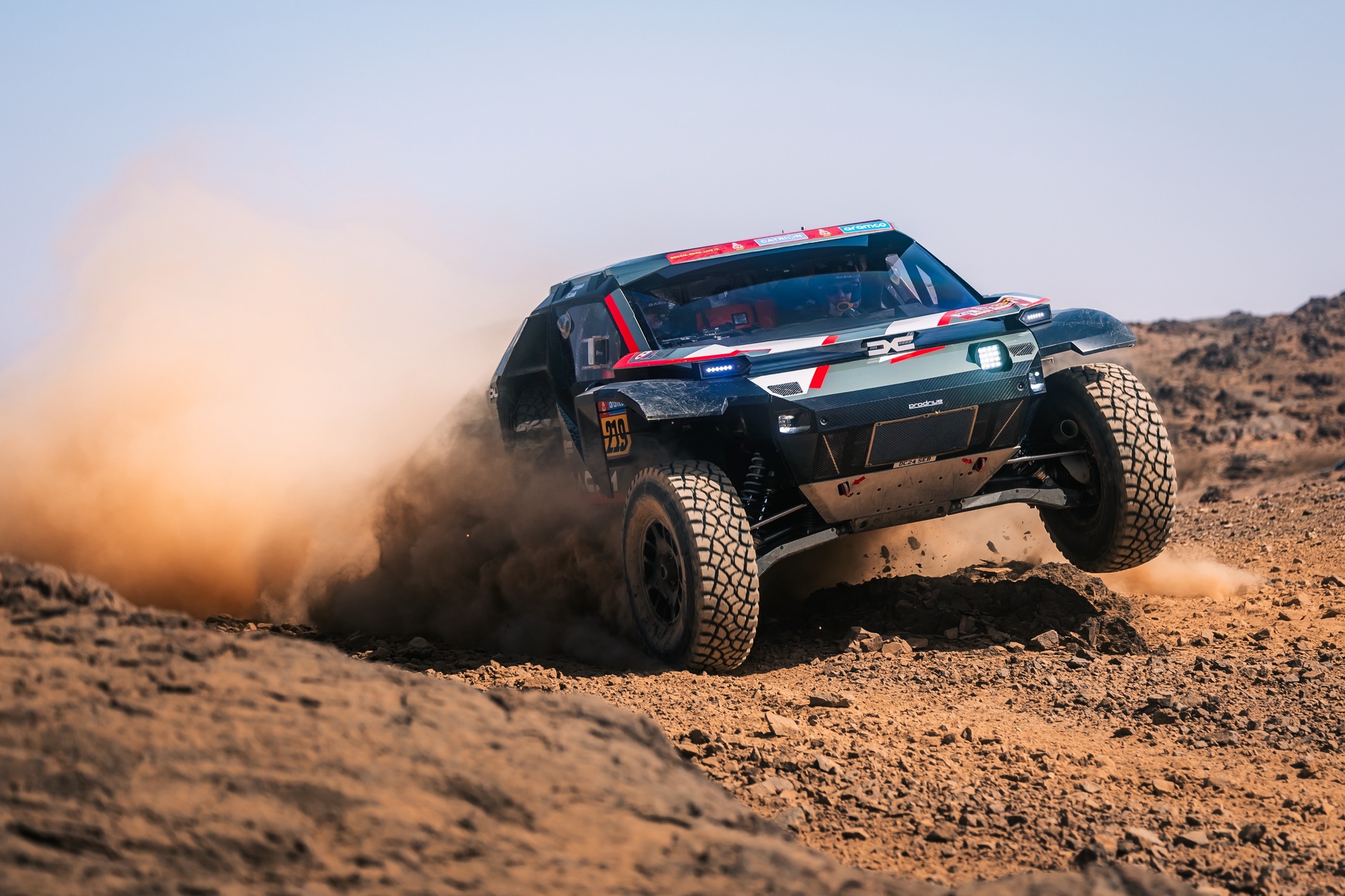 С мыслью о Дакаре, Дация бьется по пыльным дорогам в Португалии