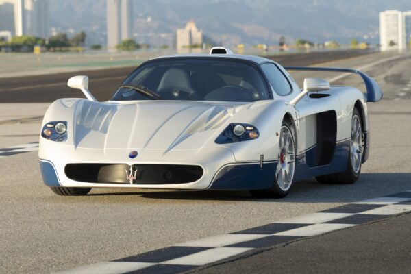 Улицы Maserati MC12, аукцион рекорд на аукцион. Легендарный суперкар награжден по исторической цене