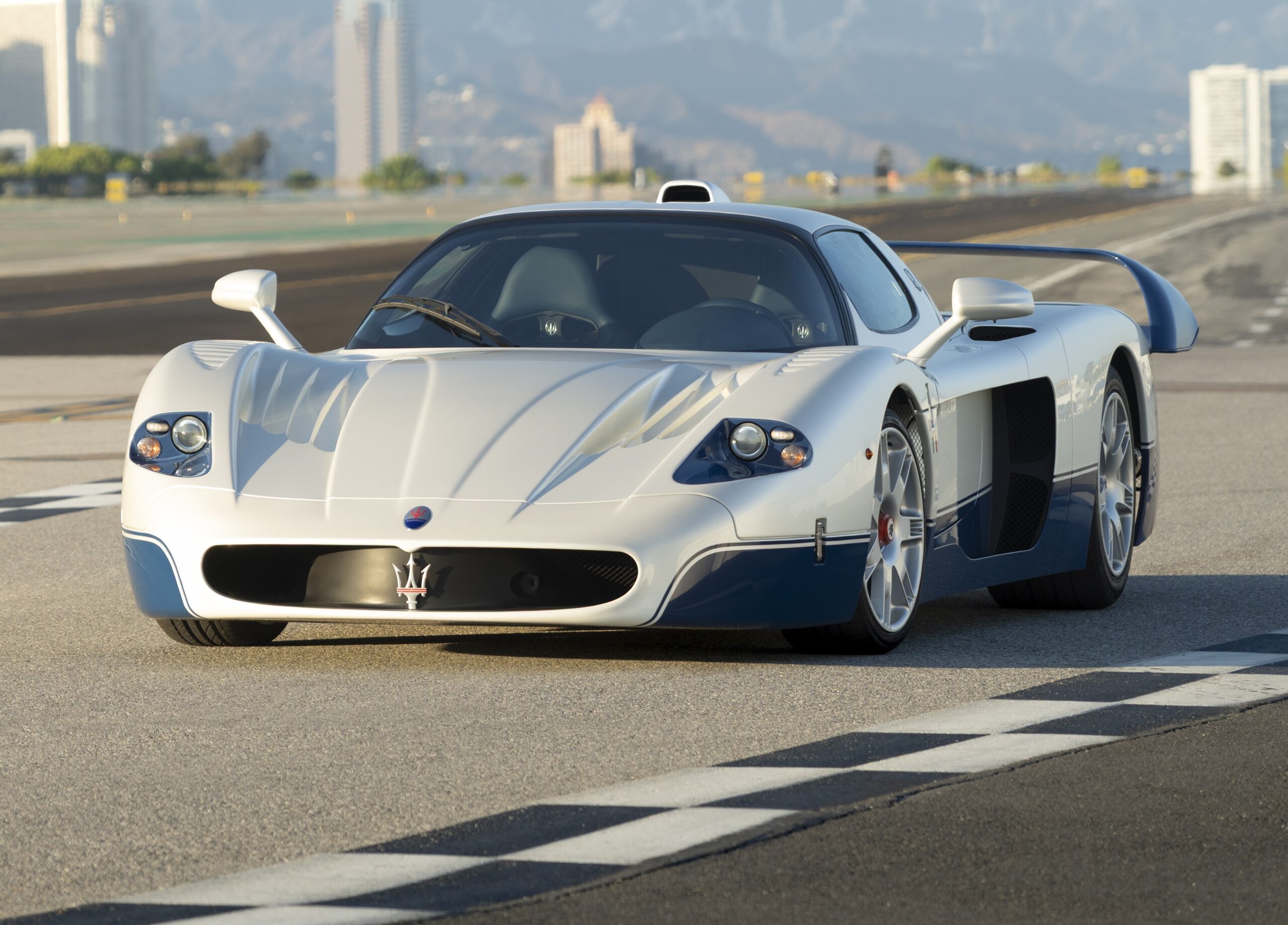 Улицы Maserati MC12, аукцион рекорд на аукцион. Легендарный суперкар награжден по исторической цене