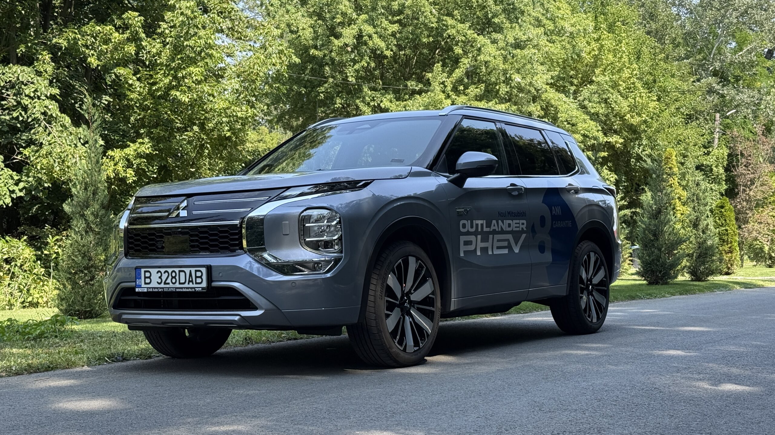 Новый Mitsubishi Outlander-гибридный внедорожник вернулся в Румынию с новыми функциями и повышенной эффективностью
