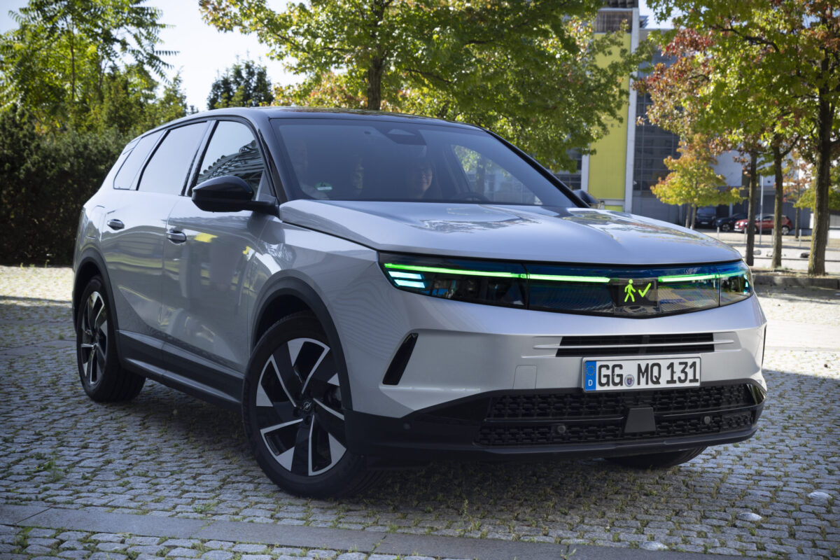Внедорожник, который говорит вам, когда пройти улицу: вот как новый Opel общается со прохожими