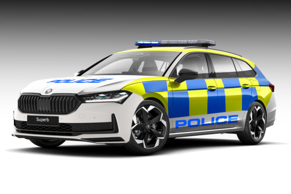 Когда производительность соответствует долгу: New Skoda Superb входит в чрезвычайные службы в Великобритании