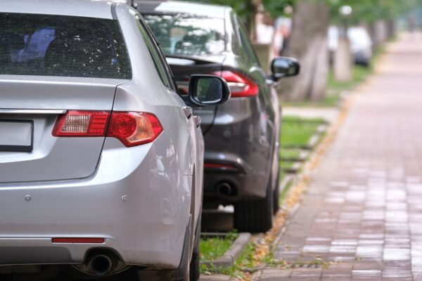 2025: разрешено ли кому -то парковаться на тротуаре перед вашим домом? Правило нового дорожного кода 2025