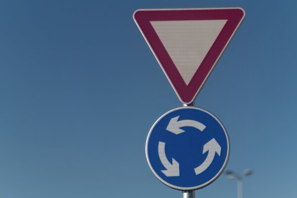 Авария в кольцевой развязке: общая вина или один виновник? Правило, которое многие игнорируют и что говорит дорожный код 2025