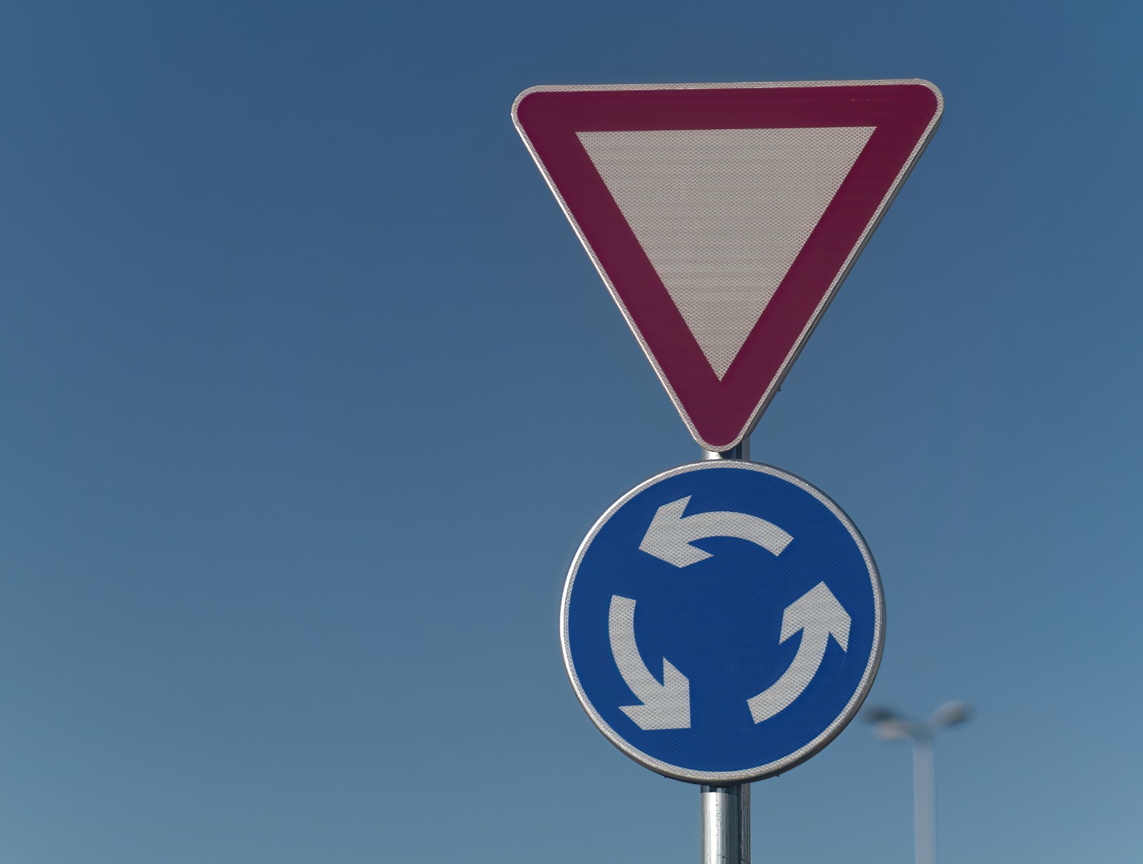 Авария в кольцевой развязке: общая вина или один виновник? Правило, которое многие игнорируют и что говорит дорожный код 2025